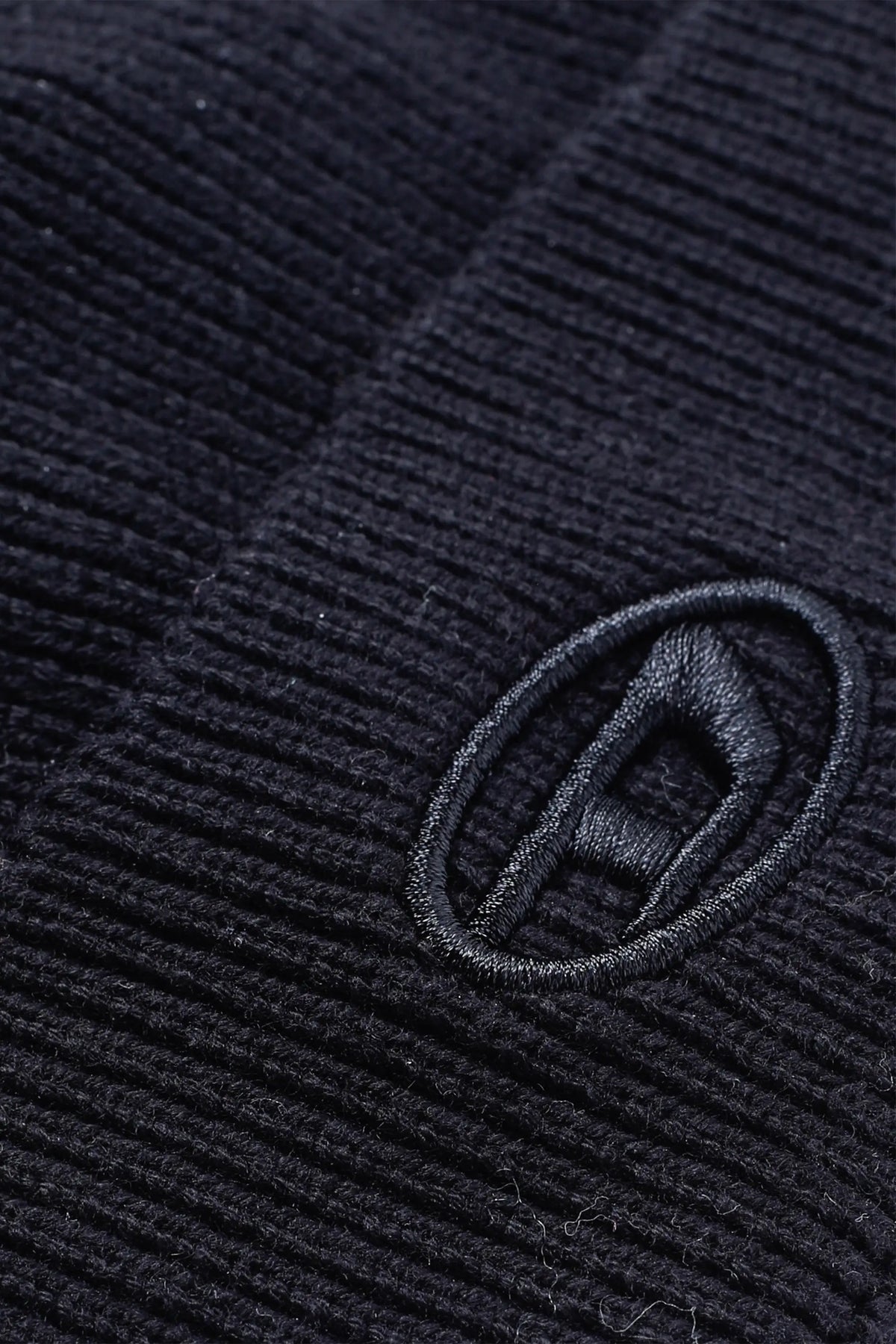 Ribbed beanie with D embroidery