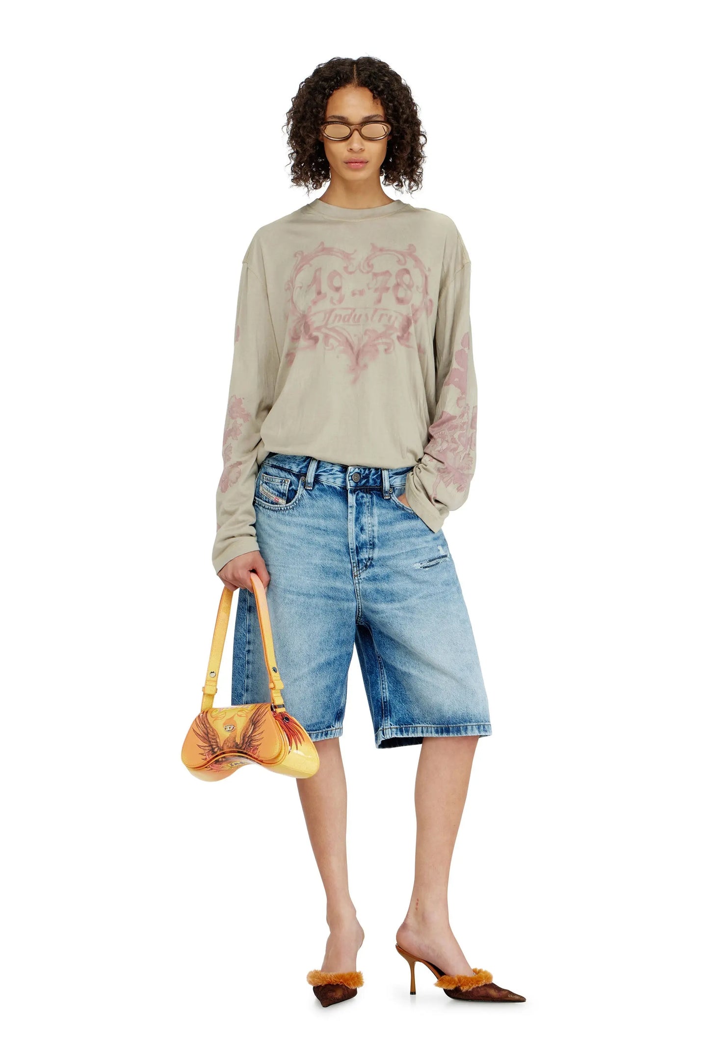 Relaxed shorts in fluid denim with abrasions