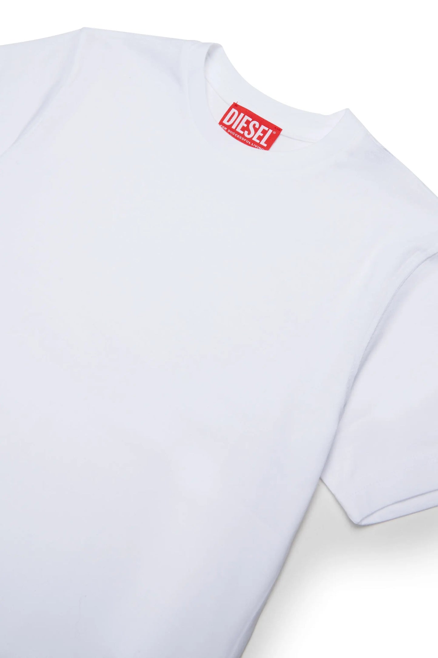تيشيرت بشعار بأحرف مقصوصة