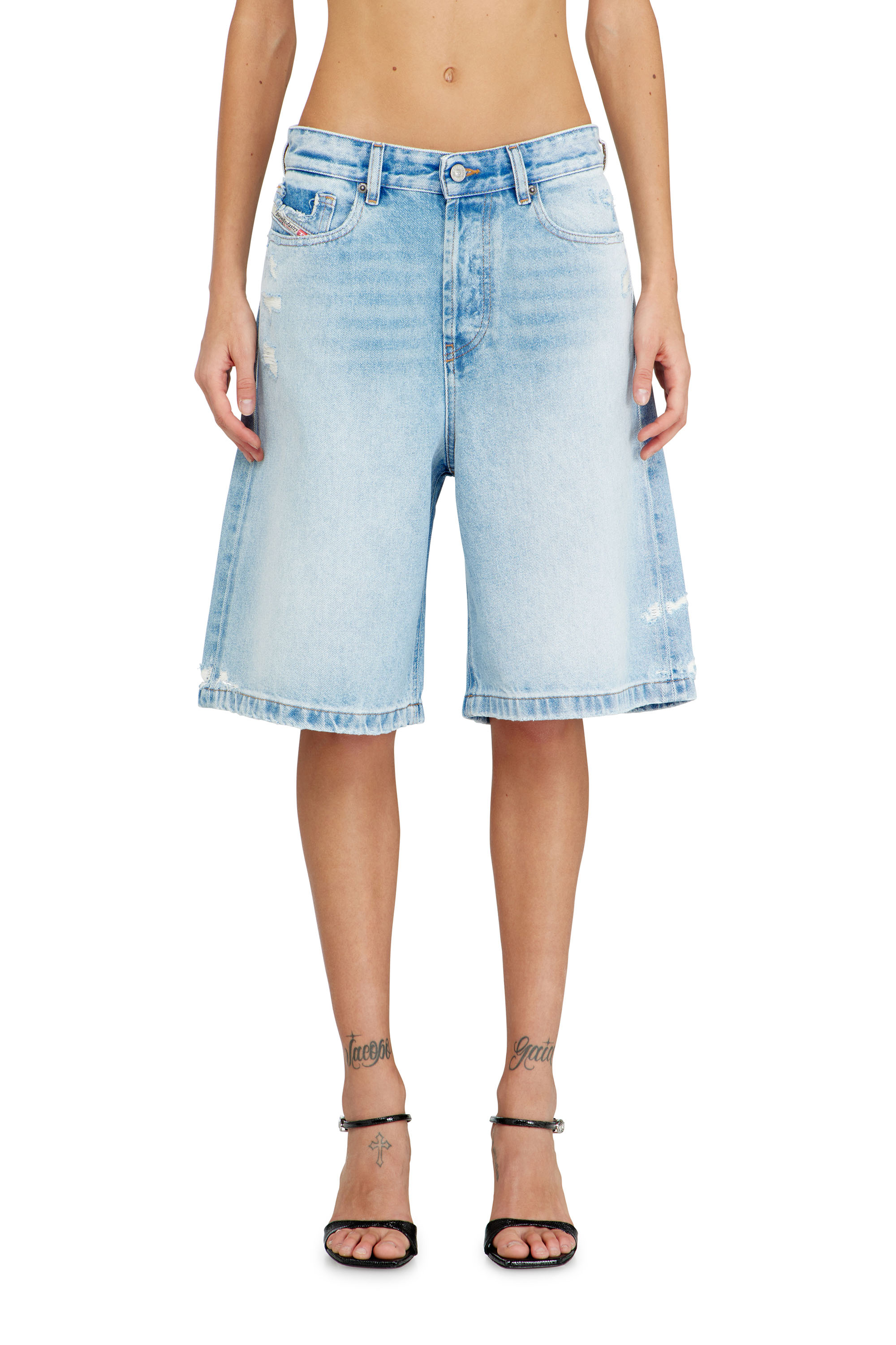 

Shorts in destroyed denim